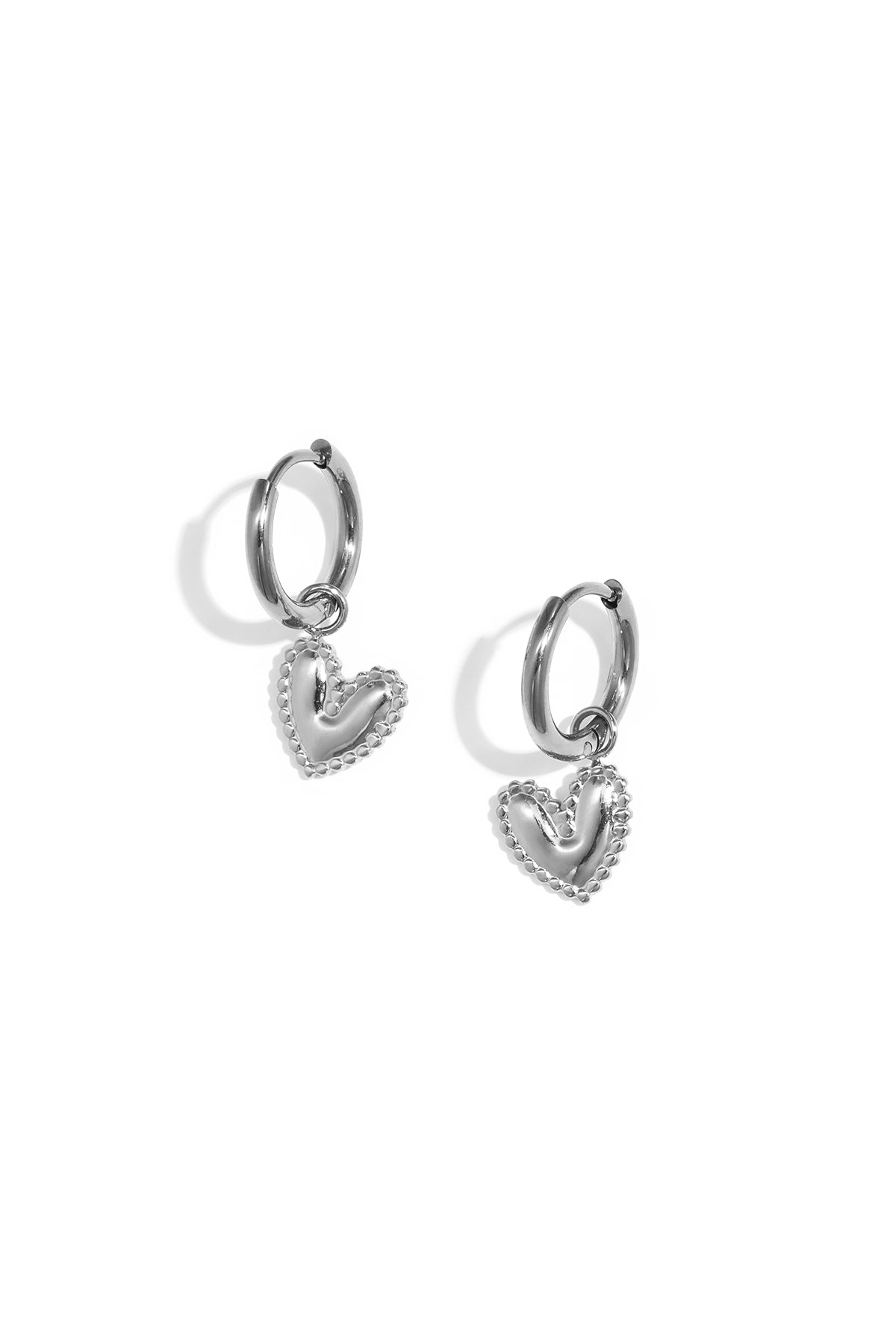 Boucles d'oreilles avec un cœur pendant détaillé