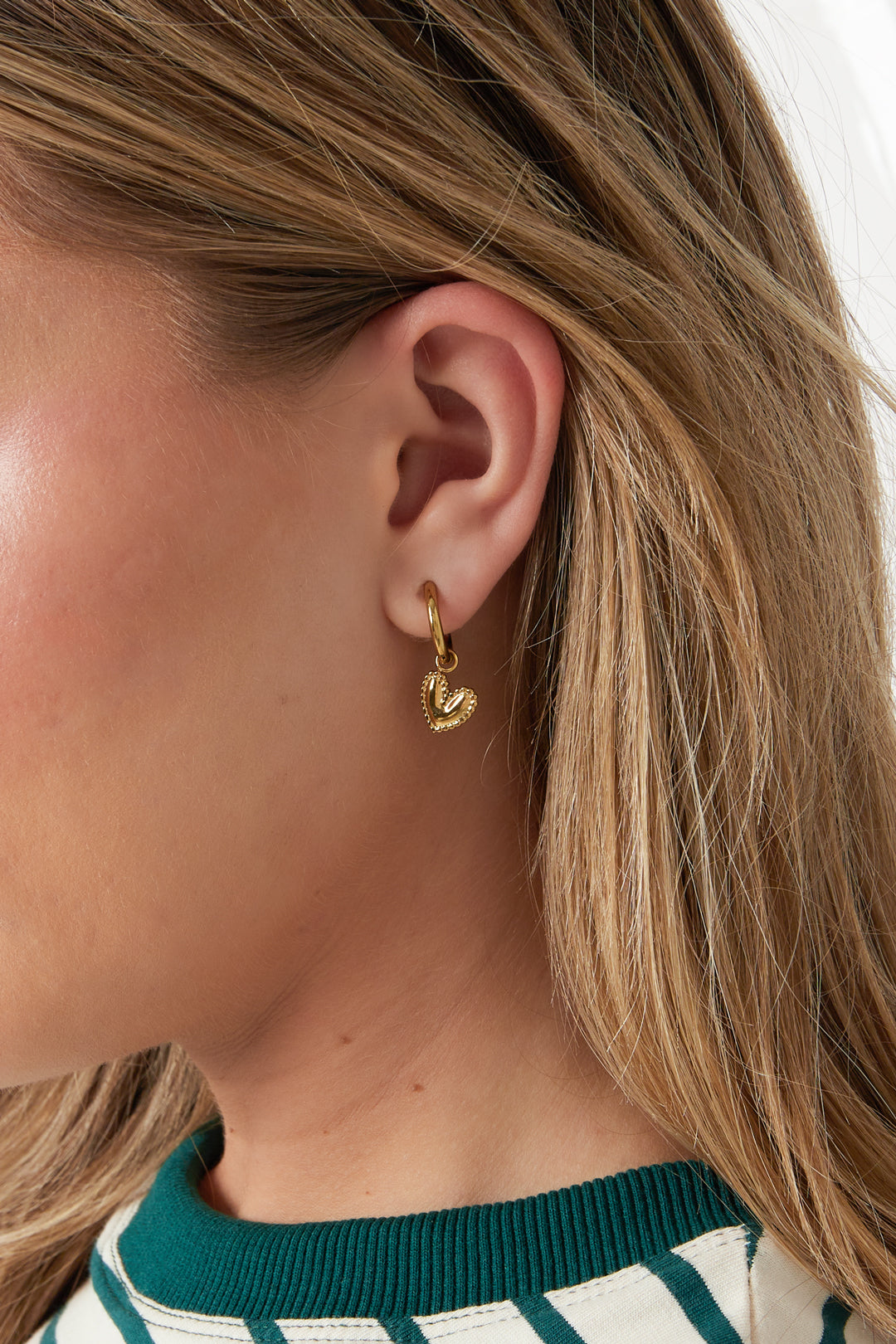 Boucles d'oreilles avec un cœur pendant détaillé