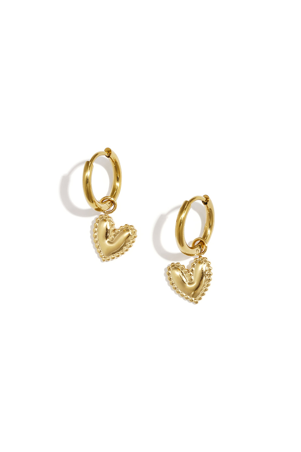 Boucles d'oreilles avec un cœur pendant détaillé